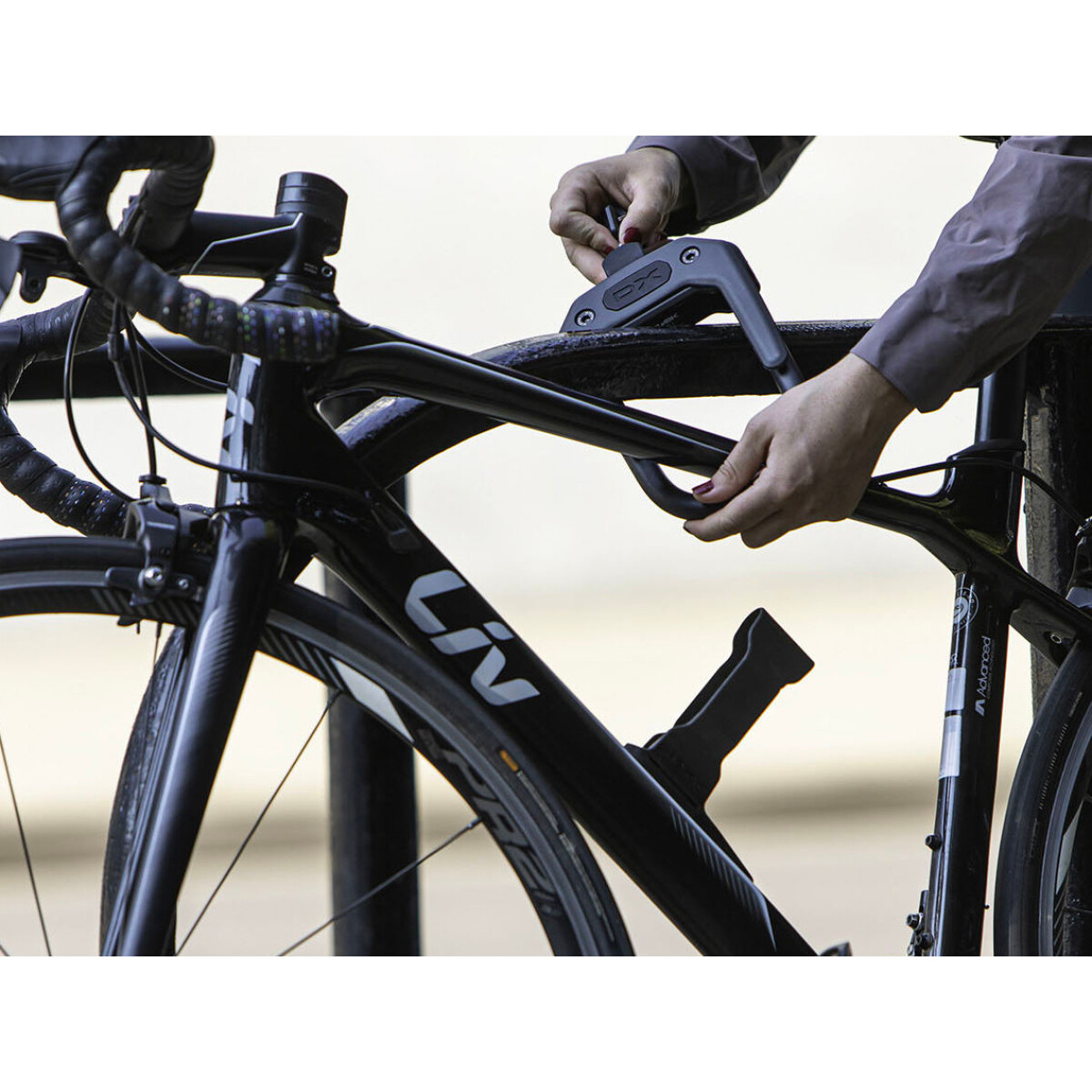 Image of Hiplok DXF Wearable U-Lock With Frame Clip Black