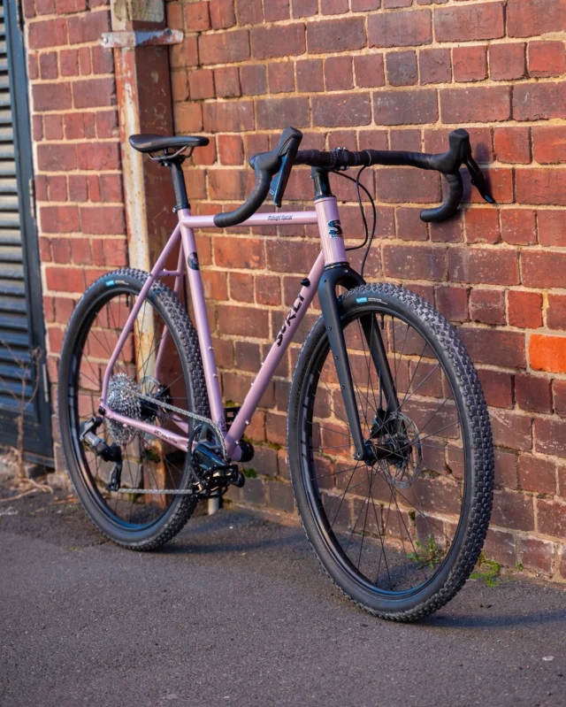 Bowen’s Midnight Special custom build turned out SO, SO good!💖

All of the good stuff on this one, swipe thru to check it out 👀 

Surly Midnight Special - Lilac.
SRAM Rival AXS XPLR groupset.
Cane Creek 40 Headset.
Ritchey RL1 Stem and Seatpost.
Ritchey Butano Handlebar.
Ergon Allroad Bartape.
Ergon SR Allroad Comp Saddle.
Wilde Waypoint Carbon Fork.
Zipp XPLR 101 Wheelset.
Rene Herse Juniper Ridge Tyres.
MKS Always Pedals.

Thanks, Bowen!
Happy Trails✌️

@surlybikes 
@surlyoz 
@canecreekusa 
@sram_australia 
@zippspeed 
@ritcheylogic 
@ergonbike 
@reneherse 
@mkspedal 

#surlybikes #surlymidnightspecial #surlymakeityourown #offcoursecustoms