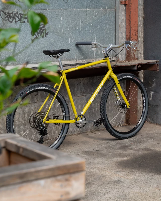 Check out Doron’s @ritcheylogic Outback Break-Away travel bike!✨

Super nice custom build with sensible friction shifting and mechanical braking to make travelling a breeze 🧳 

It might pack down small but it sure has a big personality!🕺🏻

Ritchey Outback Break-Away XL
Ritchey C220 Classic Stem, 100mm
Tumbleweed Persuader Bar 30deg
ESI Chunky XL Silicone Grips
Blue Lug x Nitto FW-25 Bar Ends
Ritchey Classic 2-Bolt V2 Seatpost
Ergon SMC Core Saddle
MKS Always Ezy Superior Pedals
Velo Orange Crankset
Wolf Tooth 110BCD 34t Chainring
Shimano 9 Speed CUES Derailleur
Shimano 9 Speed CUES Cassette
Rivendell S-2 Friction Shifter
Dia-Compe x BlueLug SS-6 Brake Levers
Growtac Equal Flat Mount Disc Brake Calipers
DT Swiss 350 Front & Rear Hubs 
DT Swiss M462 27.5” Rims
Vittoria Mezcal TNT Trail 27.5 x 2.1” Tyres

Thanks, Doron!
Happy Trails✌️

@ritcheylogic 
@tumbleweedbikes 
@esigrips 
@bluelug 
@nitto_handlebar_works 
@ergonbike 
@mkspedal 
@velo_orange 
@wolf_tooth_comp 
@shimanoaustralia 
@rivbike 
@growtac 
@dtswiss_distributor_aus 
@vittoria_australia

#ritcheylogic #ritcheyoutback #ritcheybreakaway #ritcheyoutbackbreakaway #offcoursecustoms