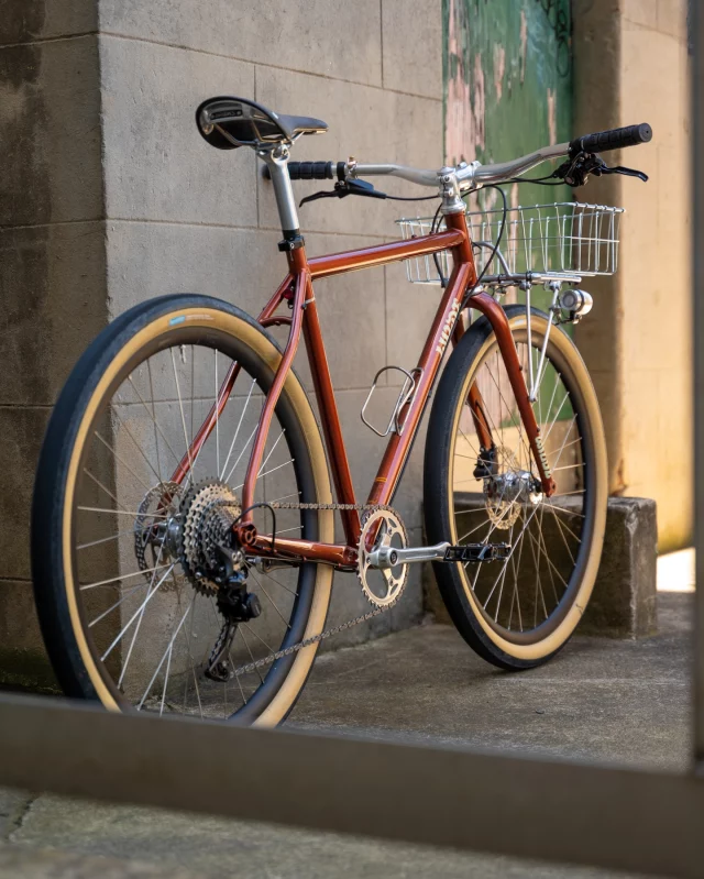 Matt’s beautiful @wilde.bikes Rambler SL build hit the road before we could manage to get pics, so we snapped some whilst back in for a recent service! 📸

A neat and nimble spec for blasting around town, we love how fun yet functional this one is✨

Wilde Rambler SL Frameset
Velo Orange Grand Cru Headset
Velo Orange Threadless Stem
SOMA Dream Lowdown Riser Bar
Ritchey Comp Trail Grips
Velo Orange Grand Cru Seatpost
Brooks Cambium C17 Carved Saddle 
Tektro R285 Hydro Brakeset
Shimano Deore XT 1x11 Shifting
Blue Lug YMC 3 Bolt Crank Set, 40t
MKS Allways Pedals 
Schmidt SON28 Dynamo Front Hub
Hope Pro4 Rear Hub
DT Swiss RR481 650b Rims
DT Swiss Competition Spokes
Rene Herse Switchback Hill EL, 650b x 48mm Tyres
Busch & Muller IQ-X Front Dynamo Light
Busch & Muller u[my] Rear Dynamo Light
SimWorks Obento Front Rack
Wald 137 Basket
Knog Oi Luxe, Small 
King Cage Stainless Steel Bidon Cages

Thanks, Matt!
Enjoy the ride✌️ 

@wilde.bikes 
@velo_orange 
@somafab 
@brooksengland 
@shimanoaustralia 
@mkspedal 
@bluelug 
@sonnabendynamo 
@hopetech 
@dtswiss_distributor_aus 
@reneherse 
@buschundmueller 
@simworks 
@knog 
@ron_kingcage 

#wildebikes  #wilderambler  #wilderamblersl #offcoursecustoms