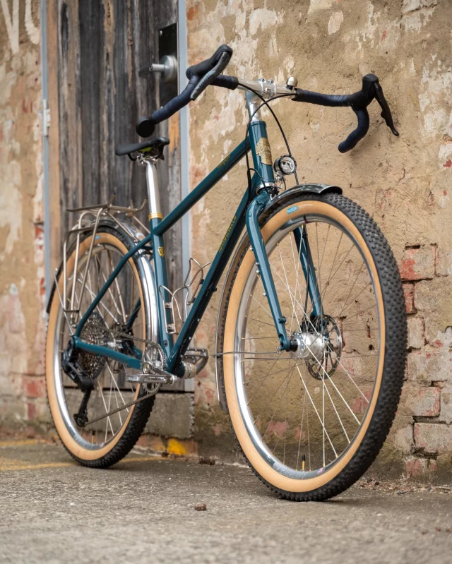 Geoff’s custom @tumbleweedbikes Stargazer V2 build turned out super nice!✨

A blend of modern tech, function and classic styling.
Featuring dynamo lighting, wireless electronic shifting, rack, fenders and plenty of silver🤌

Tumbleweed V2 Stargazer, Extra Medium, Steel Blue
White Industries Headset
Ritchey Classic Toyon Stem
Ritchey Classic Venturemax Handlebar 46cm
Ergon BT Allroad 2.5mm Bartape, Space Blue
Ritchey Classic 2-Bolt Seatpost
Mone Bikes Seatclamp
SRAM Rival AXS E1 Shift/Brake Levers
SRAM GX AXS T-Type Derailleur
White Industries M30 Mountain Crank, 170mm
White Industries MR30 TSR Chainring, 34t
Schmidt SON 28 Dynamo Front Hub
Hope Pro5 Rear Hub
Velocity Blunt SS 29” Rims, Polished
Rene Herse 700x55mm Fleecer Ridge Tyres
Schmidt SON Edelux II Dynamo Headlight
Schmidt SON Rack Mount Dynamo Rear Light
Tubus Cosmo Stainless Steel Rear Rack
Velo Orange 700 x 63mm Fluted Fenders Silver
King Cage Stainless Steel Bidon Cages
Spurcycle OG Bell
Spurcycle R50 Mirror

@tumbleweedbikes 
@whiteind 
@ritcheylogic 
@ergonbike 
@monebikes 
@sram_australia 
@sramroad 
@sonnabendynamo 
@hopetech 
@velocityusa 
@reneherse 
@hebie_tubus_racktime 
@velo_orange 
@ron_kingcage 
@spurcycle 

#tumbleweedbikes #tumbleweedstargazer #offcoursecustoms