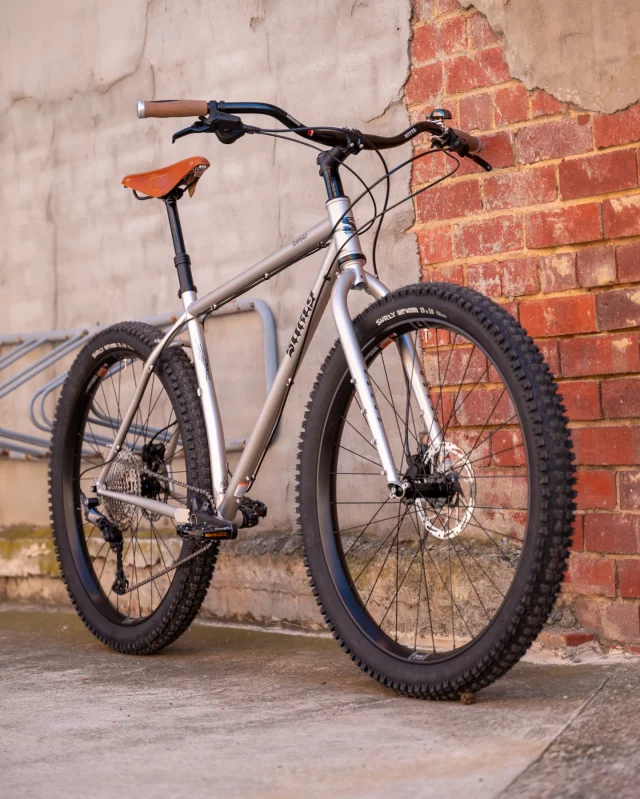 Will recently picked up a new @surlybikes Krampus in Salmon Skin Silver and wasted no time making upgrades to ensure all the contact points are just right👌
It’s looking classy!✨

MKS Pretzel pedals
Brooks B17 saddle
Ergon GP1 Biokork grips
Wilde x Nitto Country handlebars
Crane Mini Suzu bell

Thanks, Will!
Happy Trails✌️

@surlybikes 
@surlyoz 
@mkspedal 
@ergonbike 
@brooksengland 
@crane.japan 
@wilde.bikes 
@nitto_handlebar_works 

#surlybikes #surlykrampus #surlymakeityourown