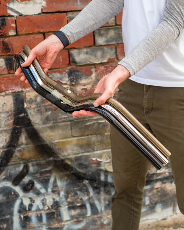 The @wilde.bikes Buckeroo bars are in stock and an instant favourite!

Available in three finishes: Black, Clear (raw-ish) & Nickle Plated (chrome-esque) ✨

45 degree backsweep 
50mm rise
22.2mm clamp
800mm wide
Chromoly steel
Made in USA by @sandmbicycles 

Check ‘em out in store and online now!
